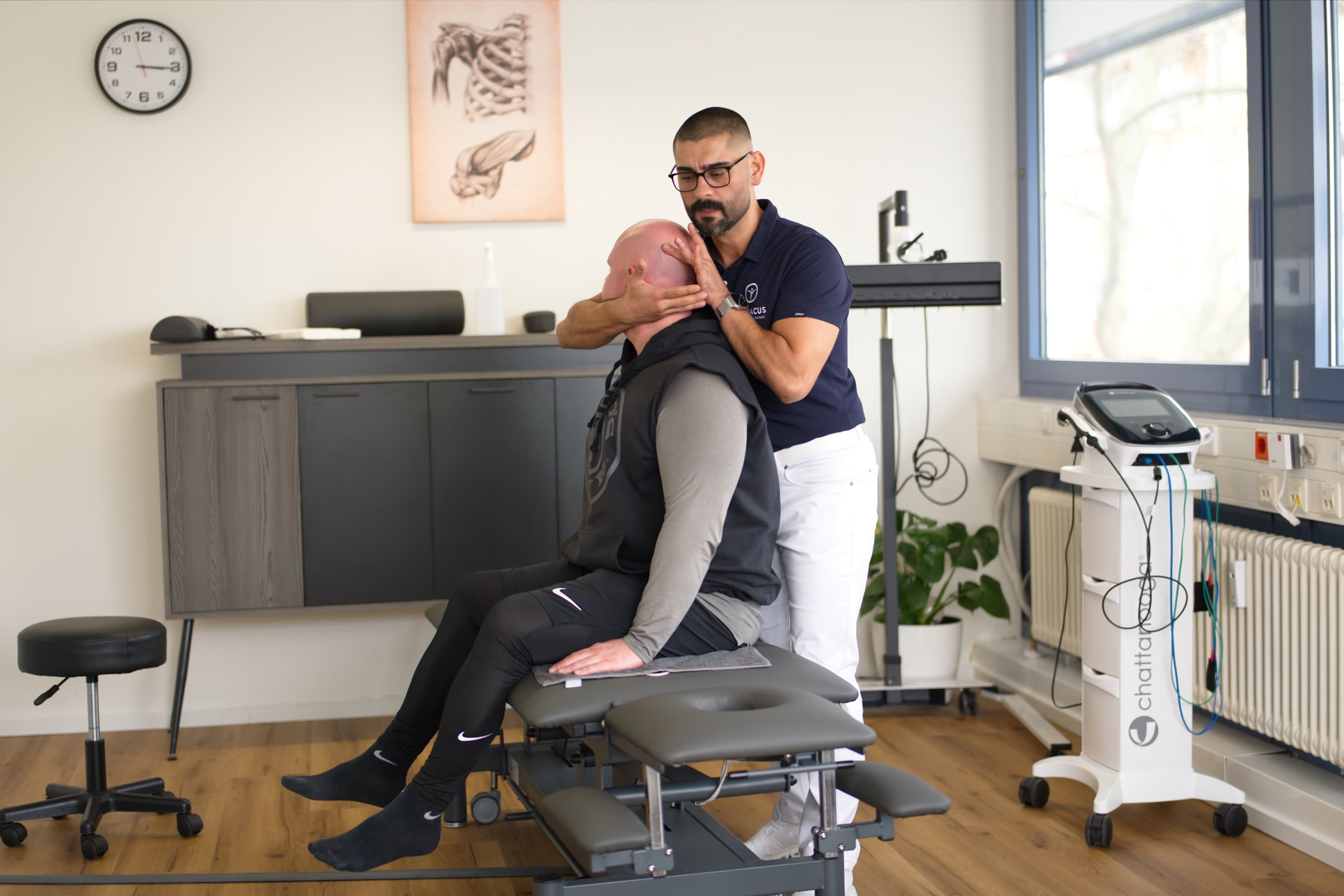 Ayhan Ceylan klinikte hasta tedavisinde